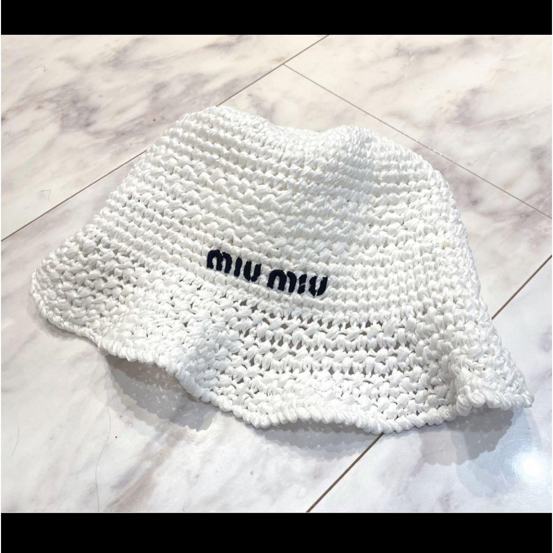 miumiu(ミュウミュウ)の美品‼︎ miu miu ミウミウ 23年新作 ラフィアハット バケットハット レディースの帽子(ハット)の商品写真