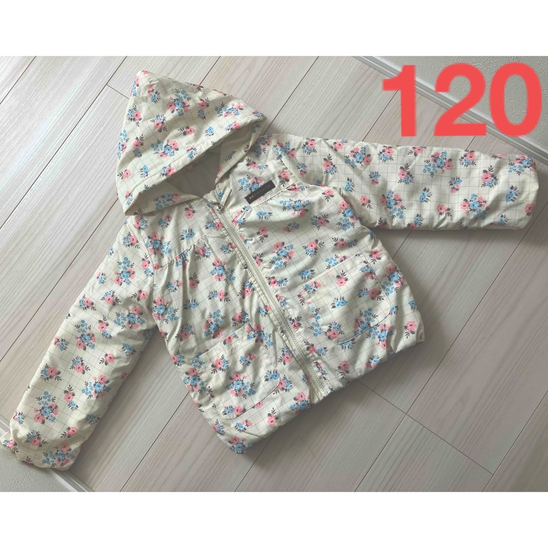 美品☆女の子　キッズ　アイボリー×総花柄　中綿ジャケット　上着120cm キッズ/ベビー/マタニティのキッズ服女の子用(90cm~)(ジャケット/上着)の商品写真