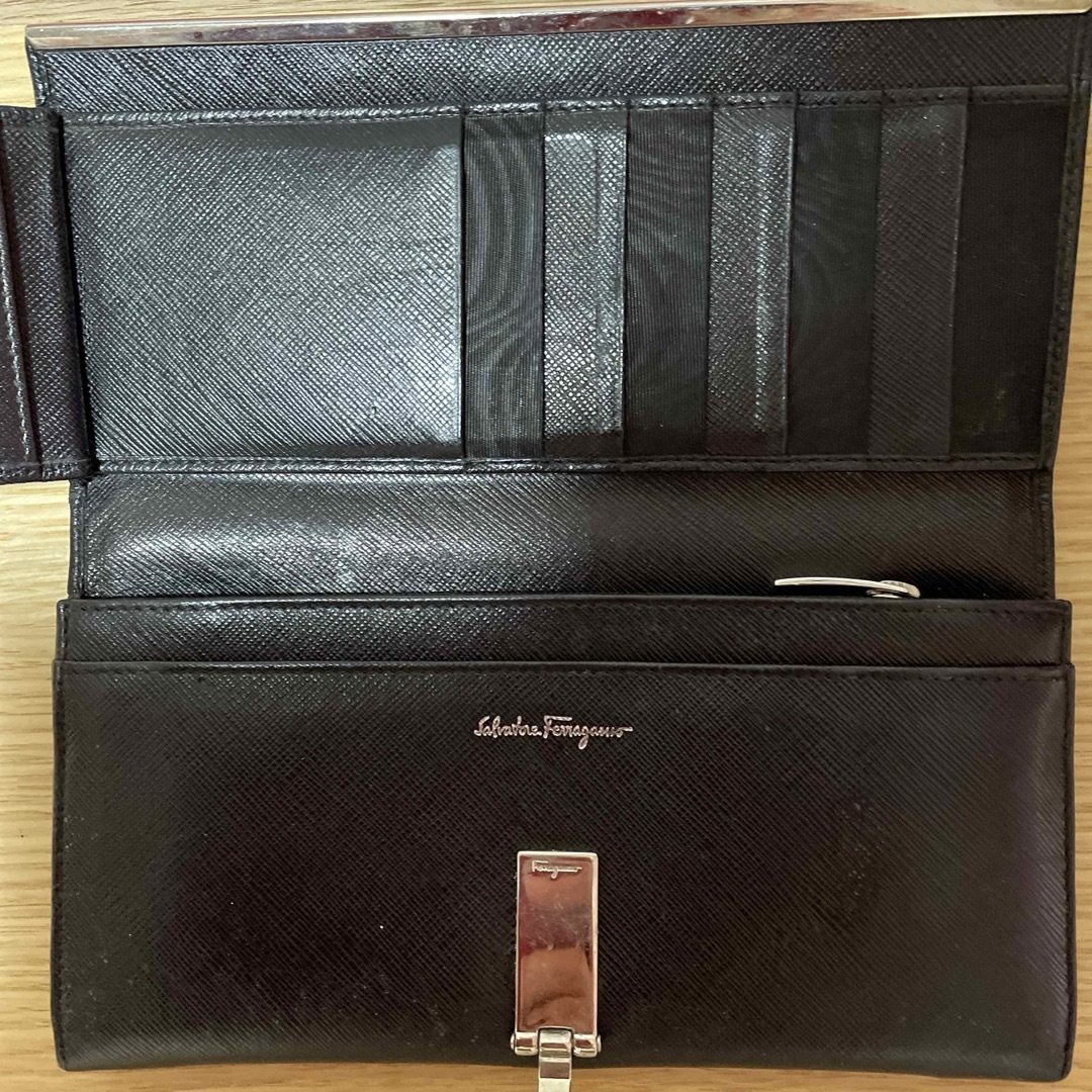 Salvatore Ferragamo(サルヴァトーレフェラガモ)のフェラガモ　長財布　黒　ブラック レディースのファッション小物(財布)の商品写真