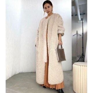 アメリヴィンテージ(Ameri VINTAGE)のREVERSIBLE TWIN BOA COAT アイボリー(毛皮/ファーコート)