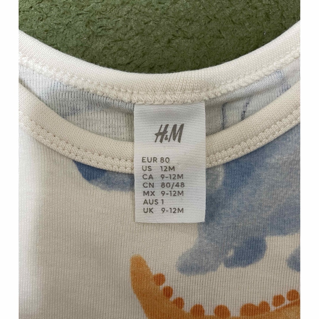 H&H(エイチアンドエイチ)のH&M ベビー ロンパース 80 恐竜 キッズ/ベビー/マタニティのベビー服(~85cm)(ロンパース)の商品写真
