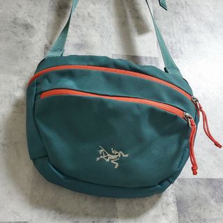 アークテリクス(ARC'TERYX)の【レア色】【廃盤】 グリーン  オレンジ アークテリクス マカ ショルダーバッグ(ショルダーバッグ)