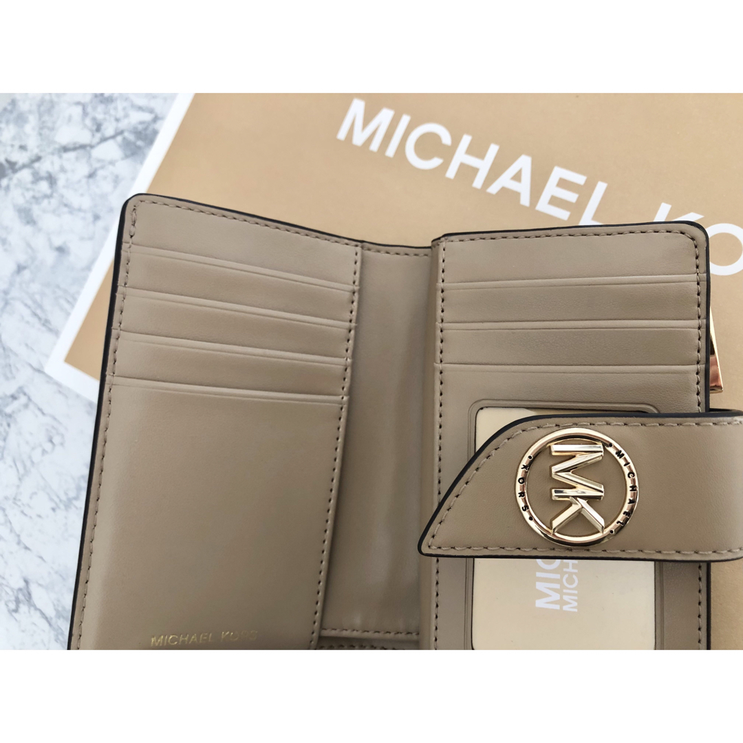 Michael Kors(マイケルコース)のMICHAEL KORS 折り財布　二つ折り財布　キャメル　新品 レディースのファッション小物(財布)の商品写真