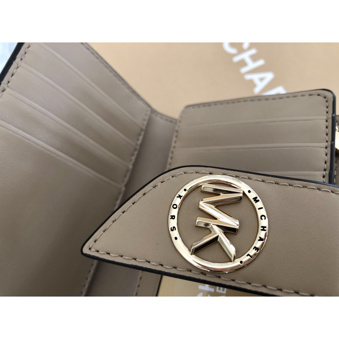 Michael Kors(マイケルコース)のMICHAEL KORS 折り財布　二つ折り財布　キャメル　新品 レディースのファッション小物(財布)の商品写真