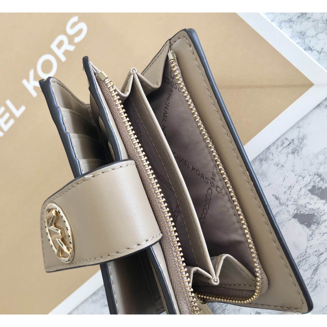 Michael Kors(マイケルコース)のMICHAEL KORS 折り財布　二つ折り財布　キャメル　新品 レディースのファッション小物(財布)の商品写真