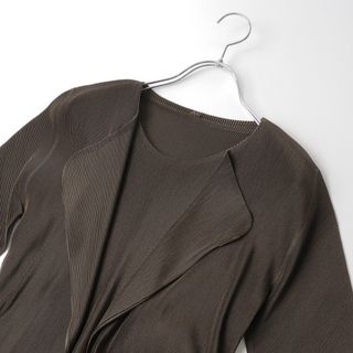 美品 プリーツプリーズ イッセイミヤケ PLEATS PLEASE ISSEY MIYAKE 細プリーツアンサンブルトップス 3//濃ブラウン【2400013754484】(アンサンブル)