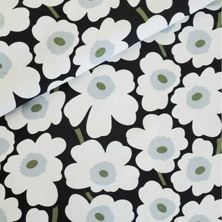 マリメッコ(marimekko)のキャンバス生地　帆布　北欧風フラワー　マリメッコ柄風　黒×白　145×78㎝(生地/糸)