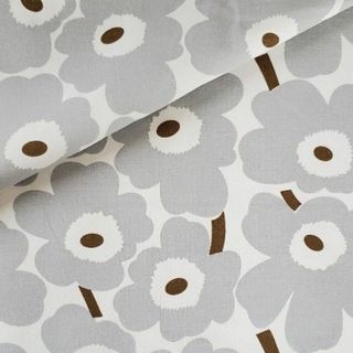 マリメッコ(marimekko)のコットンキャンバス生地　北欧フラワー　マリメッコ柄風　ライトグレー145×80㎝(生地/糸)