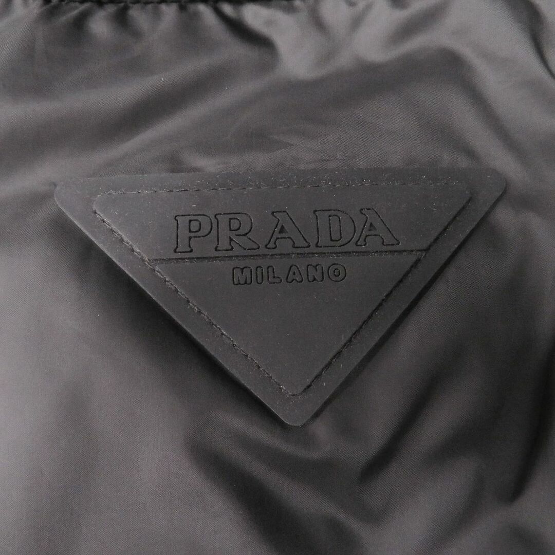 PRADA(プラダ)の【ドンドン見直し】美品▽2018年製　PRADA　プラダ　収納袋付き　ZIPUP　ダウンジャケット　グレー系　50　正規品　ハンガー付　メンズ メンズのジャケット/アウター(ダウンジャケット)の商品写真