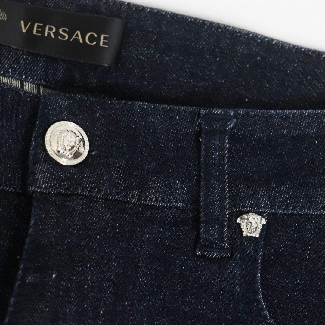 VERSACE(ヴェルサーチ)の【ドンドン見直し】極美品●2018年製 VERSACE ヴェルサーチ メデューサボタン レザーパッチ デニム/ジーンズ 30 青系 伊製 正規品 メンズ メンズのパンツ(デニム/ジーンズ)の商品写真