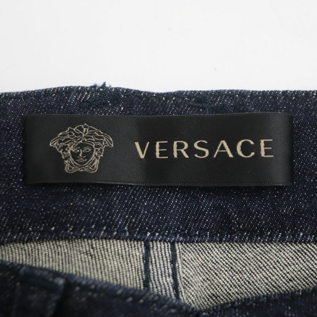 VERSACE(ヴェルサーチ)の【ドンドン見直し】極美品●2018年製 VERSACE ヴェルサーチ メデューサボタン レザーパッチ デニム/ジーンズ 30 青系 伊製 正規品 メンズ メンズのパンツ(デニム/ジーンズ)の商品写真