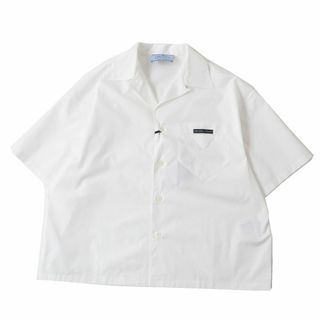 プラダ(PRADA)の未使用品◎正規品 イタリア製 PRADA プラダ 23SS DNA908 メンズ ロゴパッチ トライアングル ボーリングシャツ BIANCO（白） M タグ付き(シャツ/ブラウス(長袖/七分))