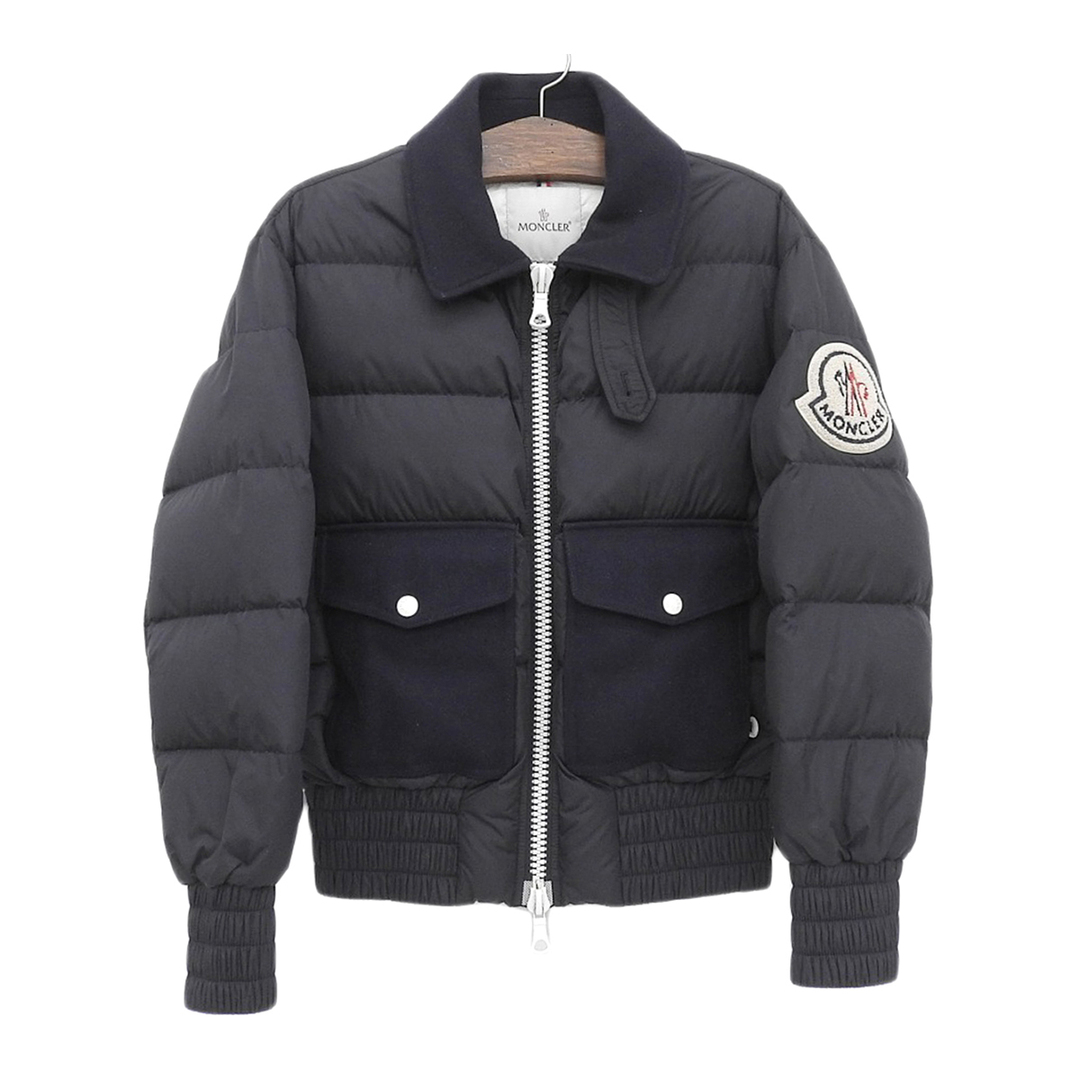 MONCLER(モンクレール)のモンクレール ami コラボ ARNAUD GIBBOTTO ダウンジャケット 41321 85 54155 メンズ ネイビー ホワイト MONCLER 【中古】 【アパレル・小物】 メンズのジャケット/アウター(その他)の商品写真