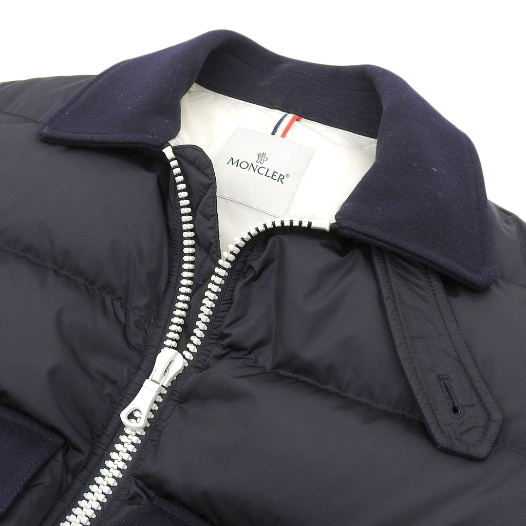 MONCLER(モンクレール)のモンクレール ami コラボ ARNAUD GIBBOTTO ダウンジャケット 41321 85 54155 メンズ ネイビー ホワイト MONCLER 【中古】 【アパレル・小物】 メンズのジャケット/アウター(その他)の商品写真