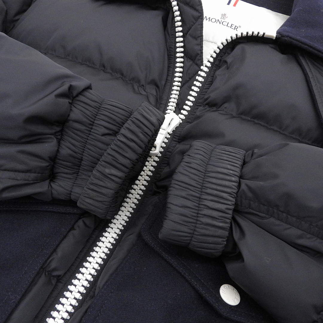 MONCLER(モンクレール)のモンクレール ami コラボ ARNAUD GIBBOTTO ダウンジャケット 41321 85 54155 メンズ ネイビー ホワイト MONCLER 【中古】 【アパレル・小物】 メンズのジャケット/アウター(その他)の商品写真