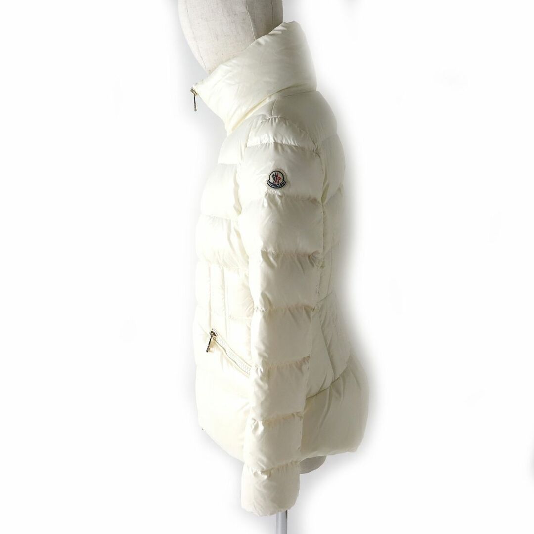 MONCLER(モンクレール)の良品△MONCLER モンクレール DAPHNE ダーフィン ロゴパッチ付き スタンドカラー ジップダウンジャケット レディース ホワイト 白 3 冬物◎ レディースのジャケット/アウター(ダウンジャケット)の商品写真