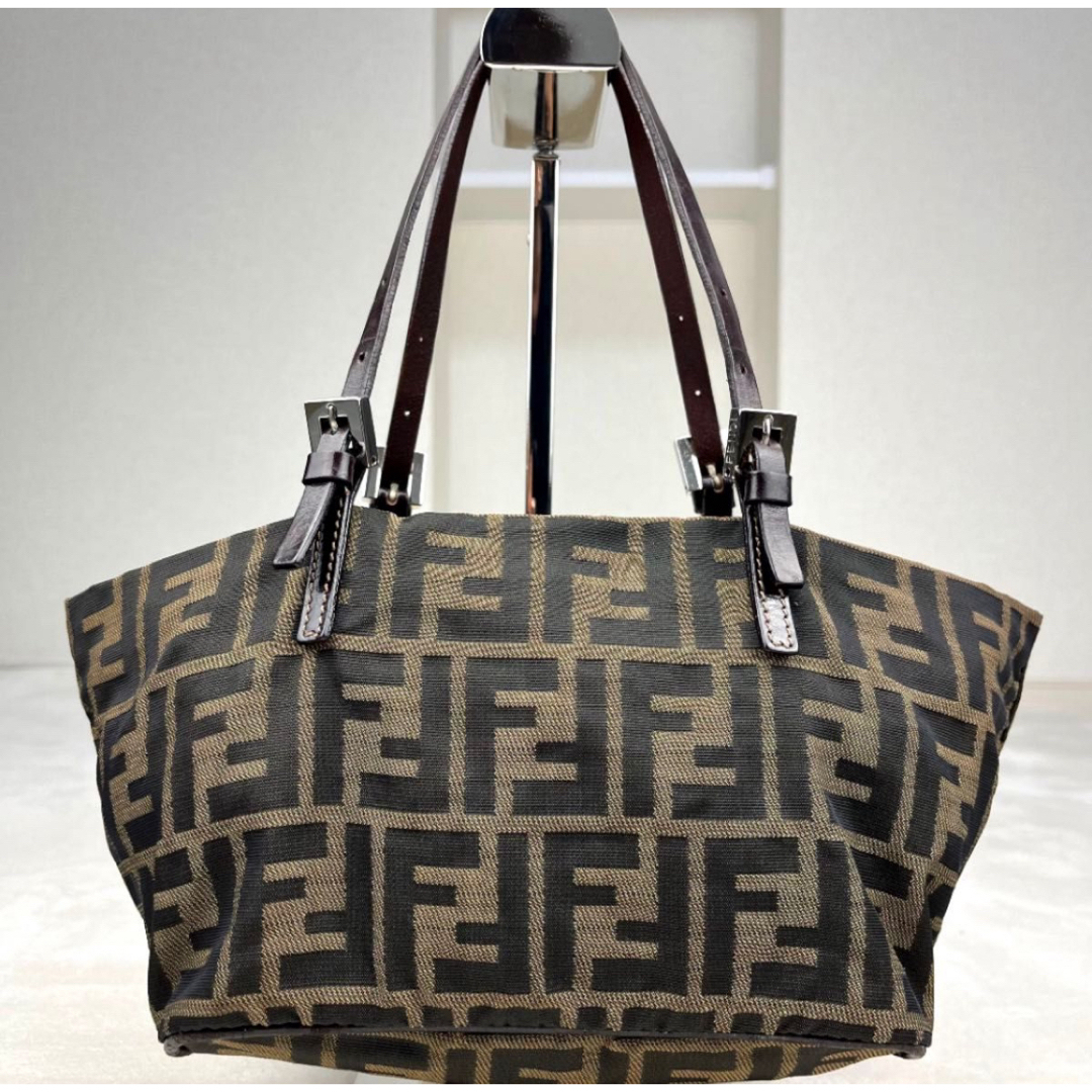 FENDI(フェンディ)のFENDI ズッカ柄　ミニトートバッグ　マンマバケット　レザー　シルバー金具 レディースのバッグ(トートバッグ)の商品写真