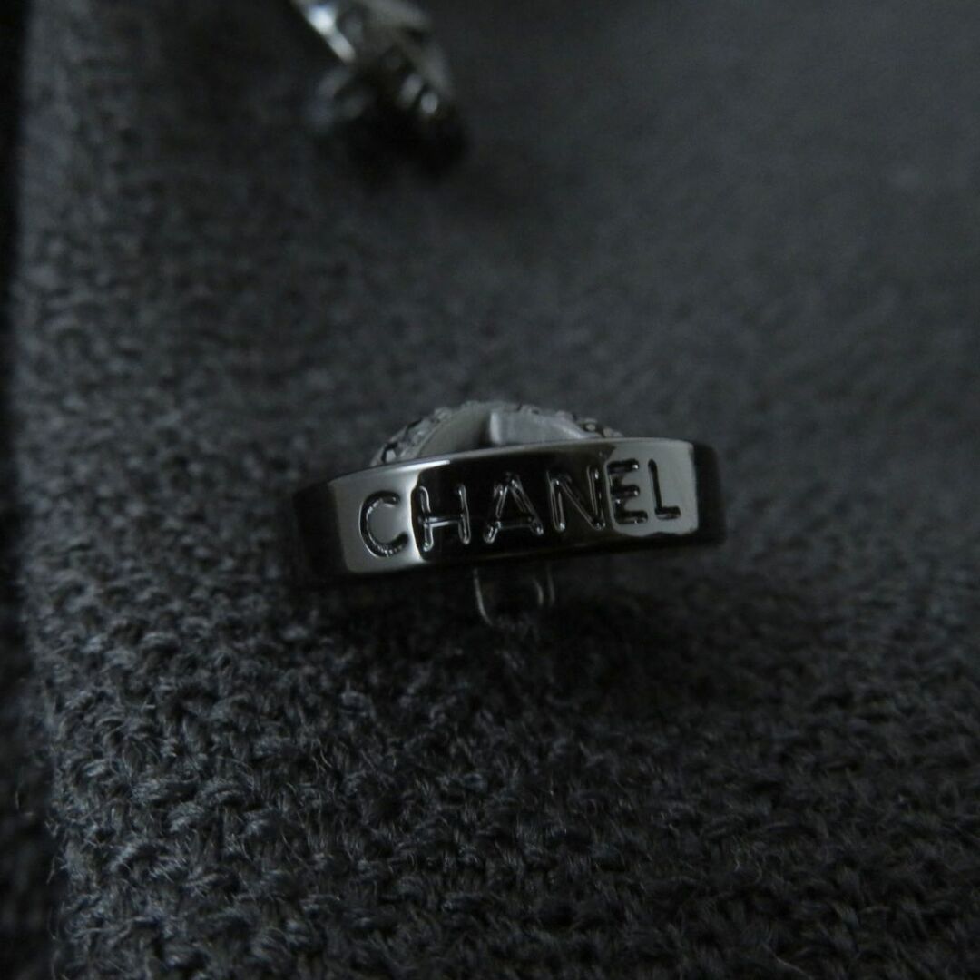 CHANEL(シャネル)の極美品☆正規品 CHANEL シャネル 06A P29407 ストーン付ロゴボタン 裏地シルク ウールコート ブラック 44 レディース フランス製 レディースのジャケット/アウター(その他)の商品写真