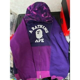 アベイシングエイプ(A BATHING APE)のA BATHING APE クレイジーパーカー紫 カレッジロゴ(パーカー)