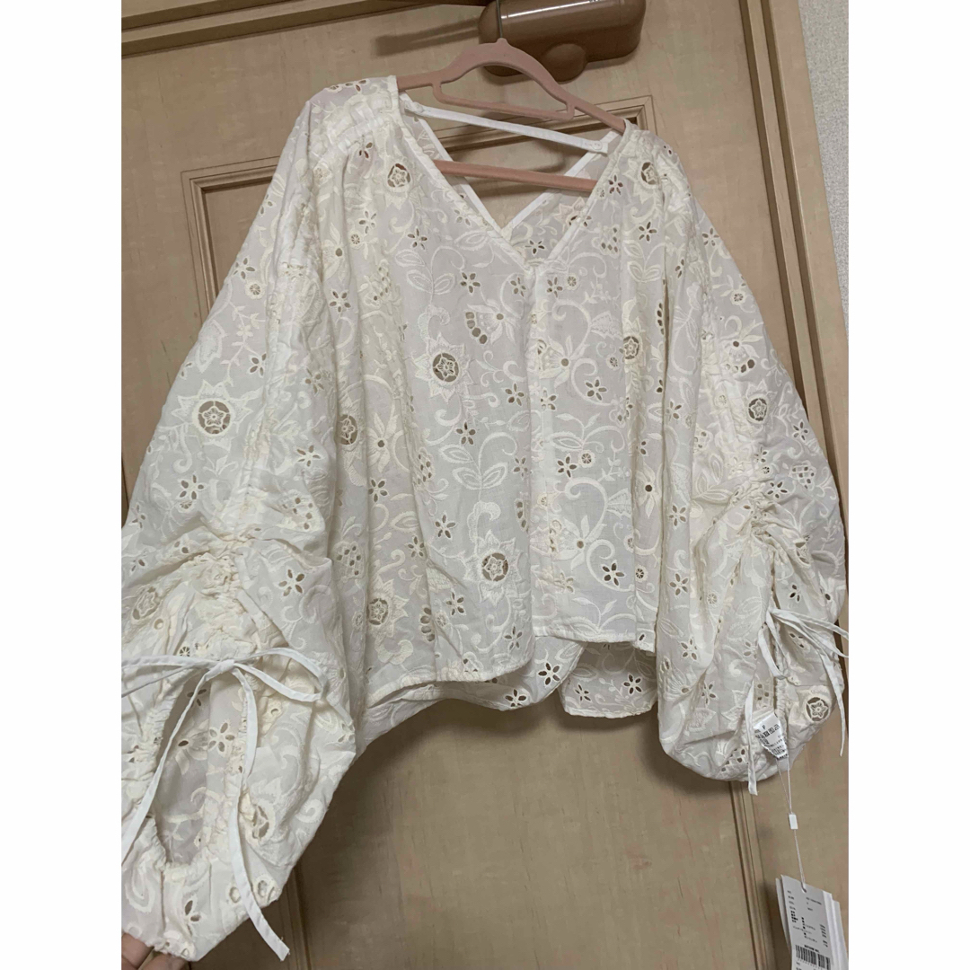 Ameri VINTAGE(アメリヴィンテージ)の未使用 AMERI SOUFFLE ROUND BLOUSE 税込16,500円 レディースのトップス(シャツ/ブラウス(半袖/袖なし))の商品写真