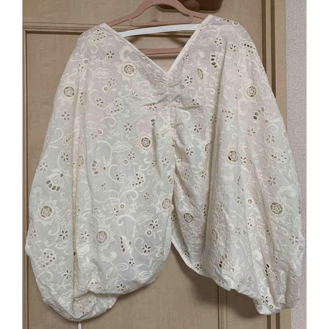 Ameri VINTAGE(アメリヴィンテージ)の未使用 AMERI SOUFFLE ROUND BLOUSE 税込16,500円 レディースのトップス(シャツ/ブラウス(半袖/袖なし))の商品写真