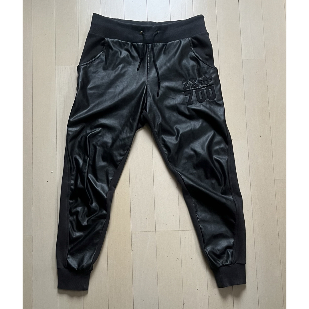 adidas(アディダス)のadidas fake leather×swet pants size m スポーツ/アウトドアのトレーニング/エクササイズ(トレーニング用品)の商品写真