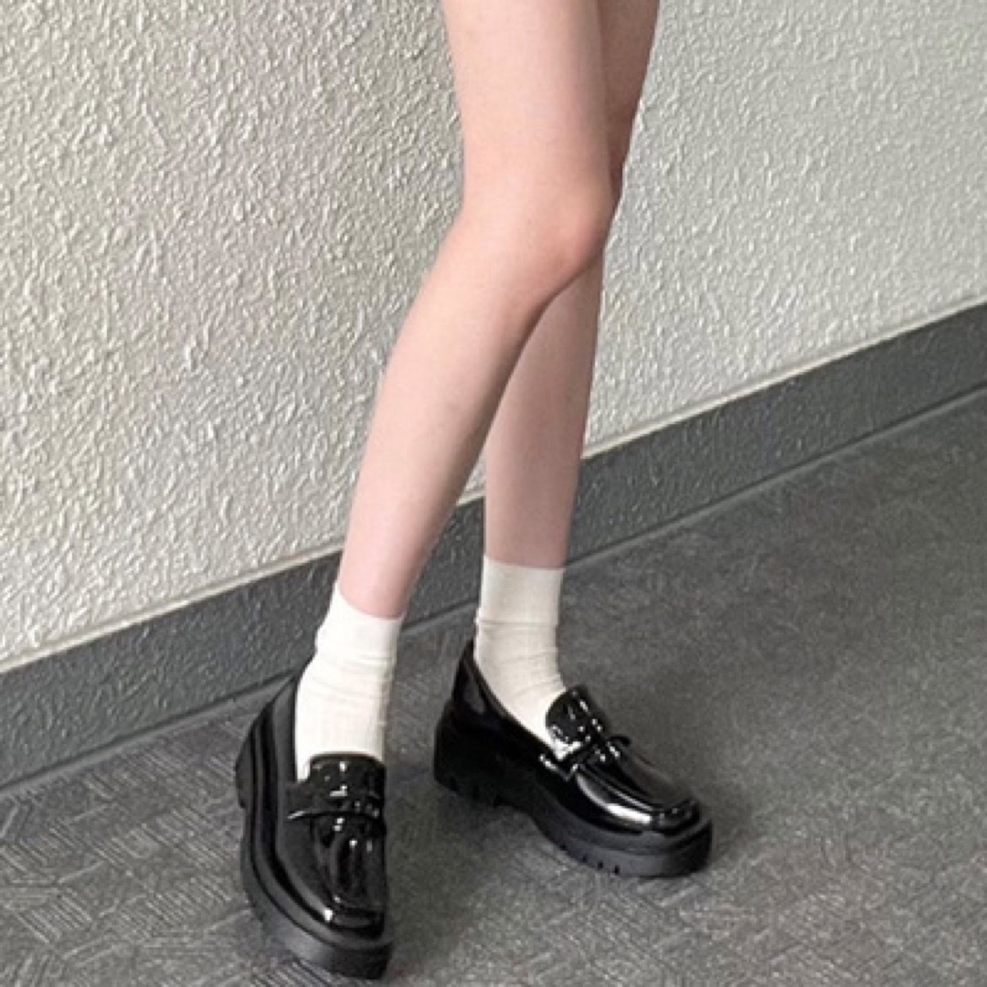 ローファー　黒　ローヒール　24.5cm 可愛い　おしゃれ　エナメル　ブラック レディースの靴/シューズ(ローファー/革靴)の商品写真