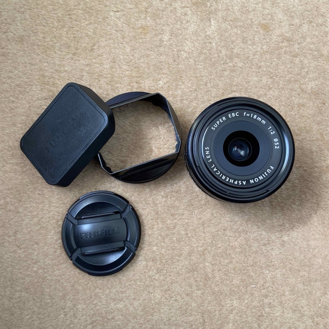富士フイルム(フジフイルム)のFUJIFILM XF18F2 R スマホ/家電/カメラのカメラ(レンズ(単焦点))の商品写真