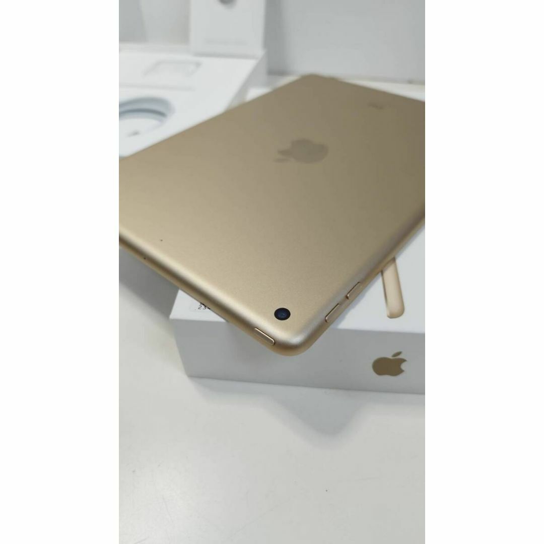 Apple(アップル)の【Wi-Fiモデル】iPad 第5世代 MPGT2J/A (A1822)32GB スマホ/家電/カメラのPC/タブレット(タブレット)の商品写真