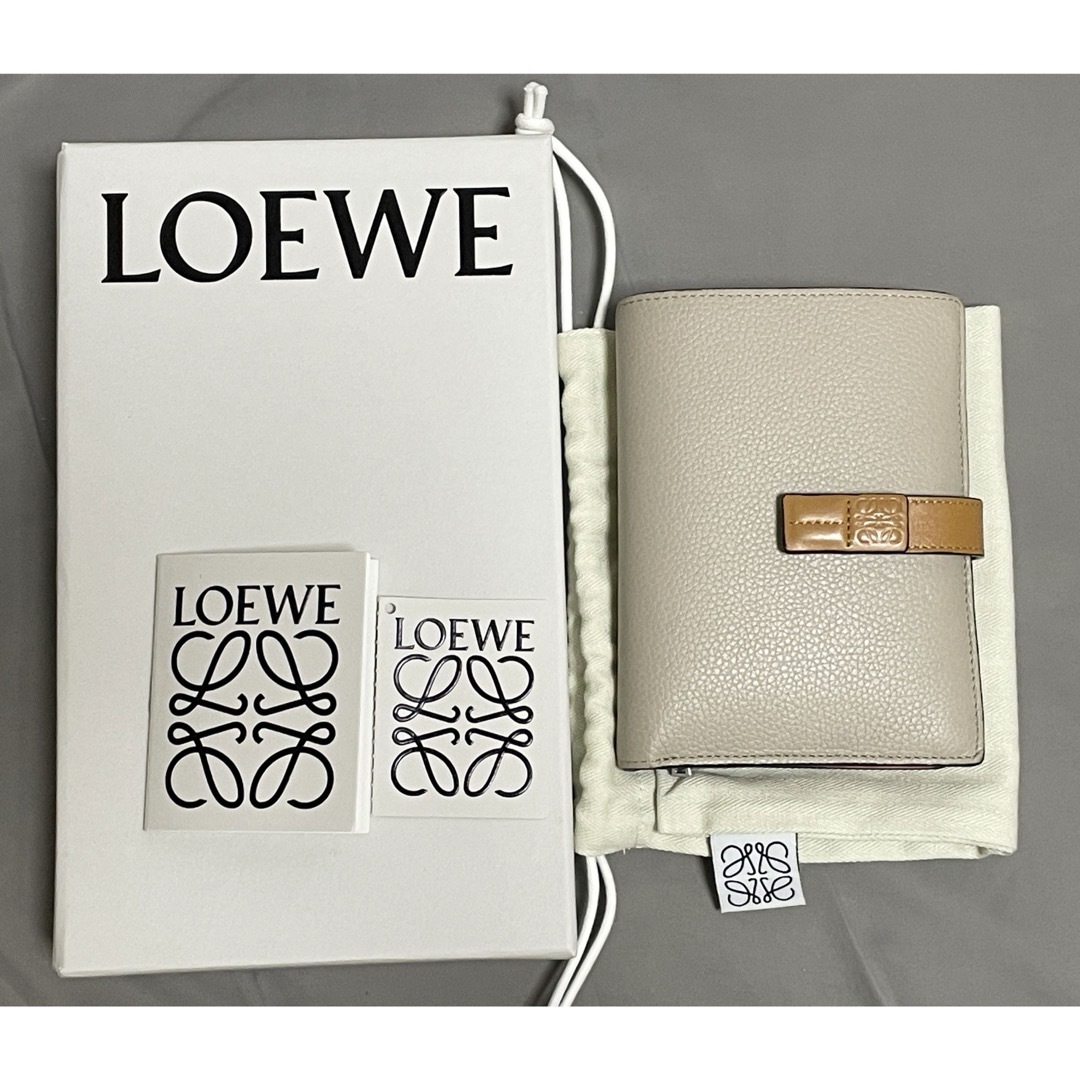 LOEWE(ロエベ)の666様専用　ロエベ バーティカル ウォレット ミディアム 二つ折り 財布   レディースのファッション小物(財布)の商品写真