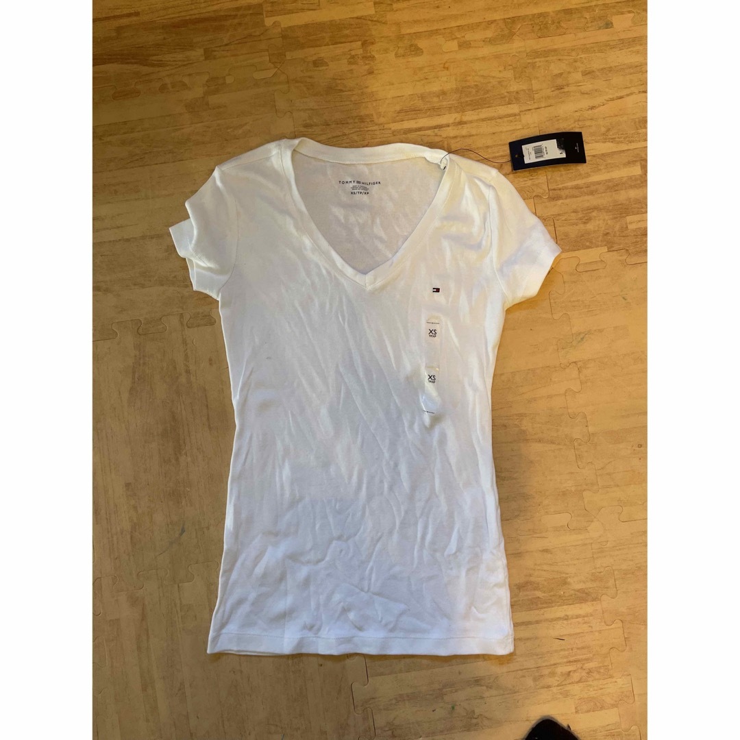 トミー ヒルフィガーTOMMY HILFIGER ベーシックVネックTシャツ 白 レディースのトップス(Tシャツ(半袖/袖なし))の商品写真