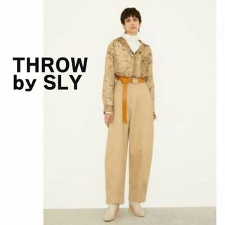 スライ(SLY)のTHROW by sly スローバイスライ　パンツ　ベージュ　コットン100%(カジュアルパンツ)