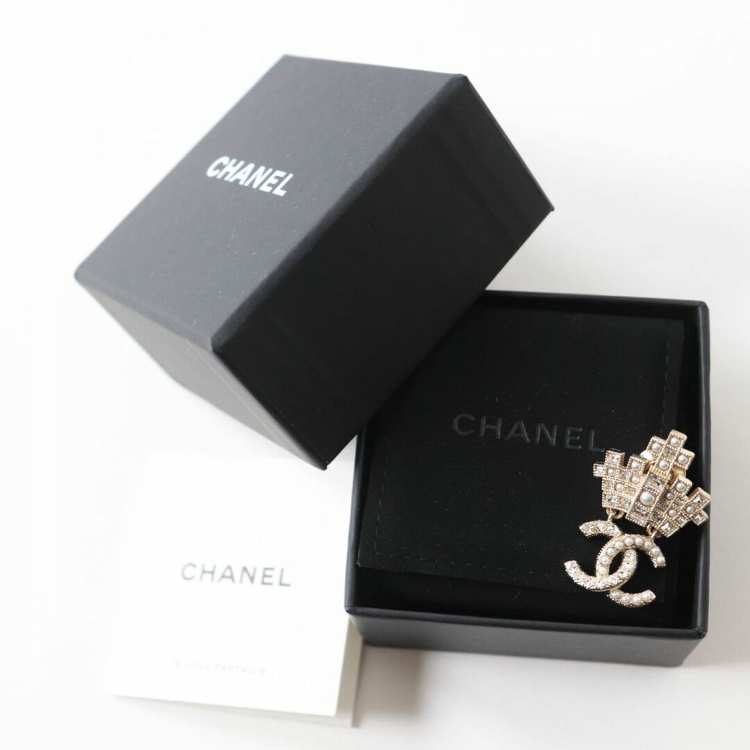 CHANEL(シャネル)の未使用◎CHANEL シャネル AB6554 A21A レディース ココマーク×クラウン Fパール×ラインストーン ブローチ ゴールド×オフホワイト 箱付き レディースのアクセサリー(ブローチ/コサージュ)の商品写真