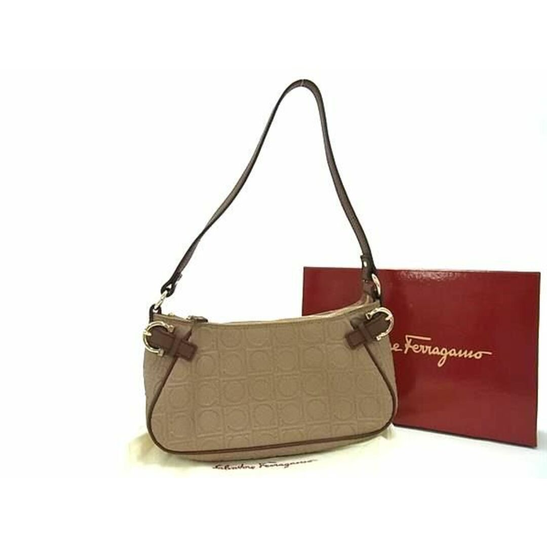 Salvatore Ferragamo(サルヴァトーレフェラガモ)の■新品■未使用■ Salvatore Ferragamo フェラガモ AU 21 4435 ガンチーニ PVC×レザー ワンショルダーバッグ ブラウン系 AX3561  レディースのバッグ(ハンドバッグ)の商品写真