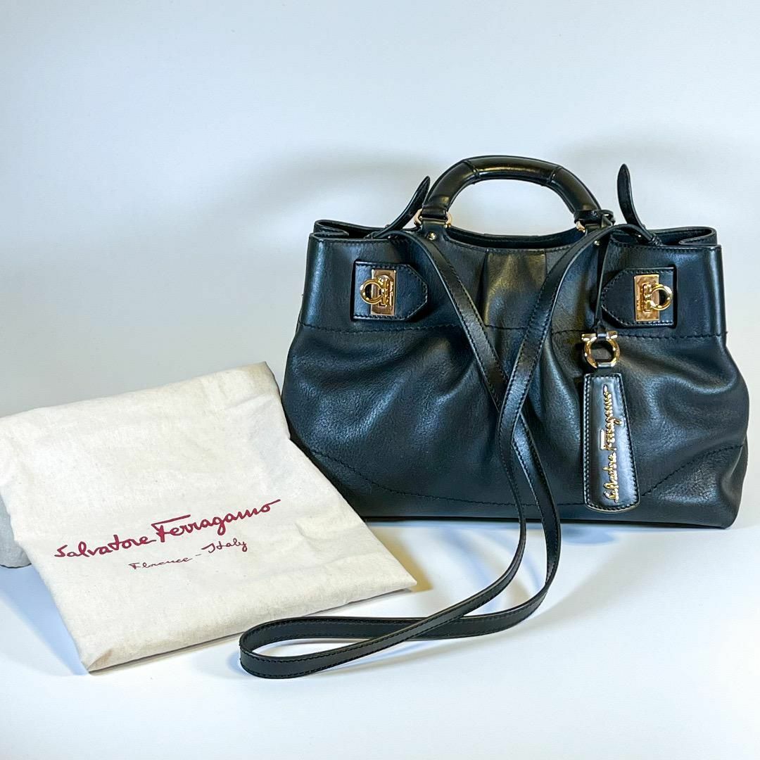 Salvatore Ferragamo(サルヴァトーレフェラガモ)の美品 Salvatore Ferragamo ショルダーバッグ ガンチーニ レディースのバッグ(ショルダーバッグ)の商品写真