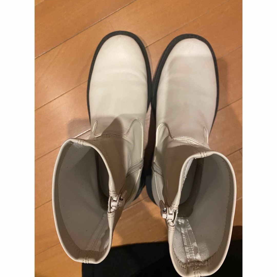 GU(ジーユー)のベージュ　ショートブーツ レディースの靴/シューズ(ブーツ)の商品写真