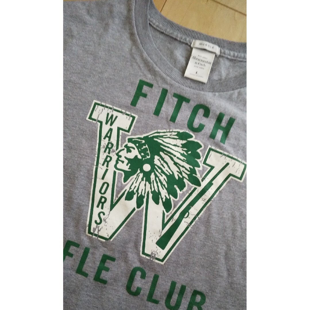 Abercrombie&Fitch(アバクロンビーアンドフィッチ)の【Abercrombie&Fitch】Tシャツ  グレー メンズのトップス(Tシャツ/カットソー(半袖/袖なし))の商品写真