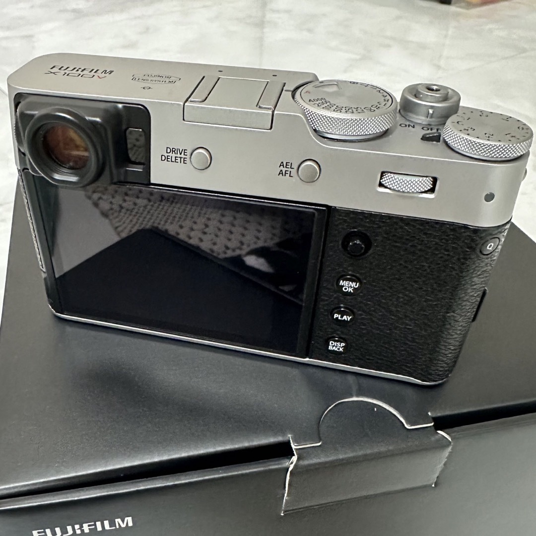 富士フイルム(フジフイルム)のFUJIFILM X100V シルバー スマホ/家電/カメラのカメラ(コンパクトデジタルカメラ)の商品写真