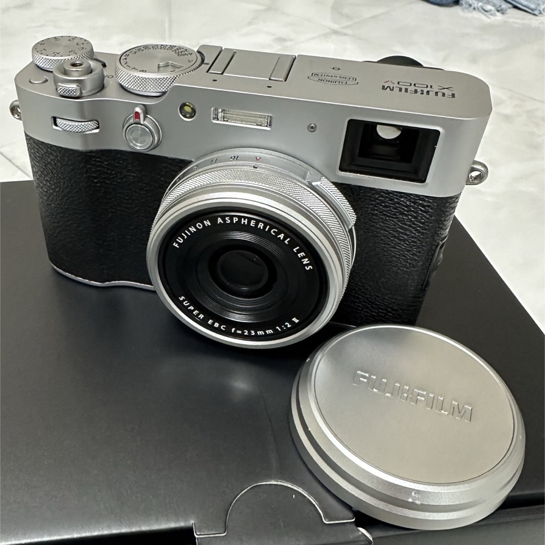 富士フイルム(フジフイルム)のFUJIFILM X100V シルバー スマホ/家電/カメラのカメラ(コンパクトデジタルカメラ)の商品写真