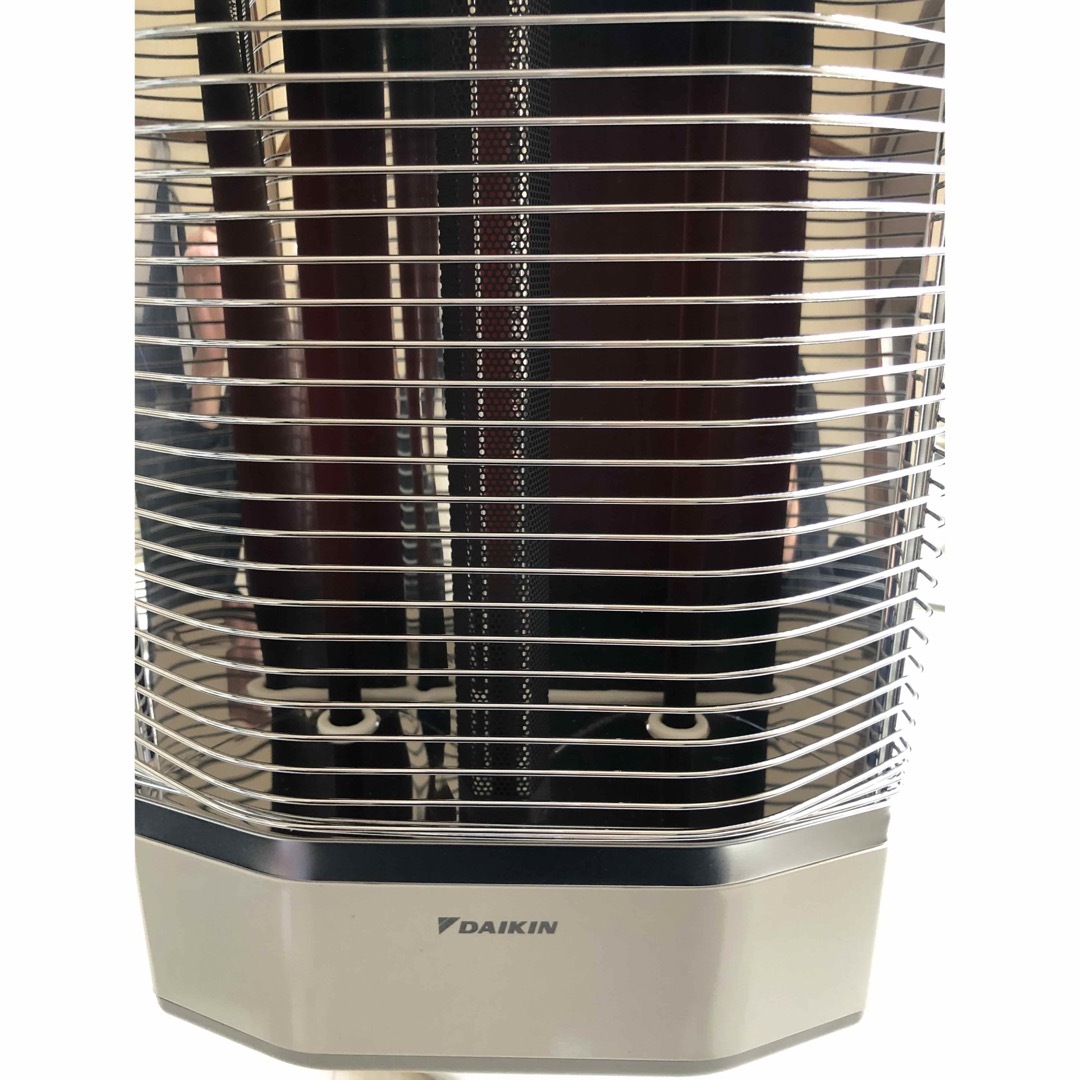 DAIKIN(ダイキン)のDAIKIN ERFT11KS  電気ヒーター ダイキン 遠赤外線暖房機 スマホ/家電/カメラの冷暖房/空調(電気ヒーター)の商品写真