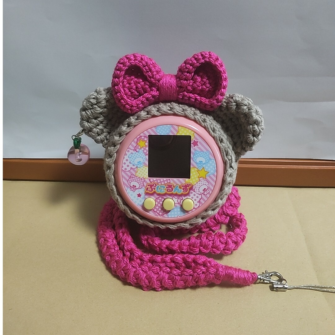 ぷにるんずカバー　コットン薄茶くま　刺繍糸ピンクリボン　りんごチャーム　ストラッ ハンドメイドのぬいぐるみ/人形(あみぐるみ)の商品写真