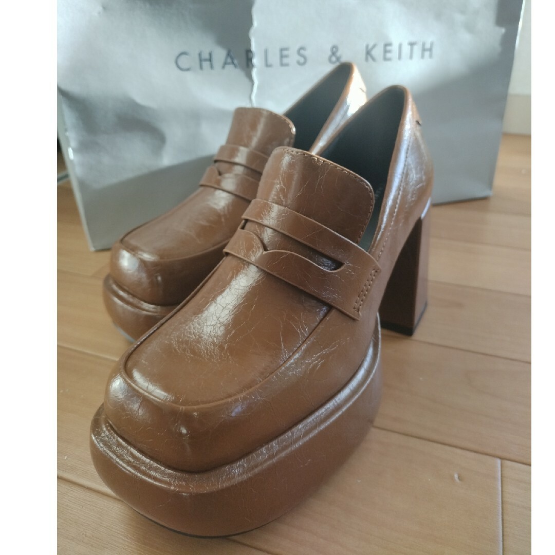 Charles and Keith(チャールズアンドキース)のMonique モニーク プラットフォームローファーパンプス （Brown） レディースの靴/シューズ(ローファー/革靴)の商品写真