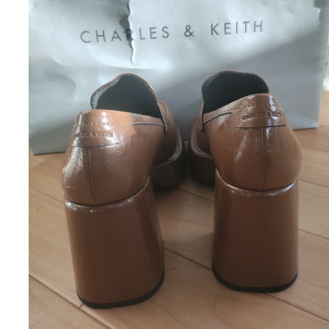 Charles and Keith(チャールズアンドキース)のMonique モニーク プラットフォームローファーパンプス （Brown） レディースの靴/シューズ(ローファー/革靴)の商品写真