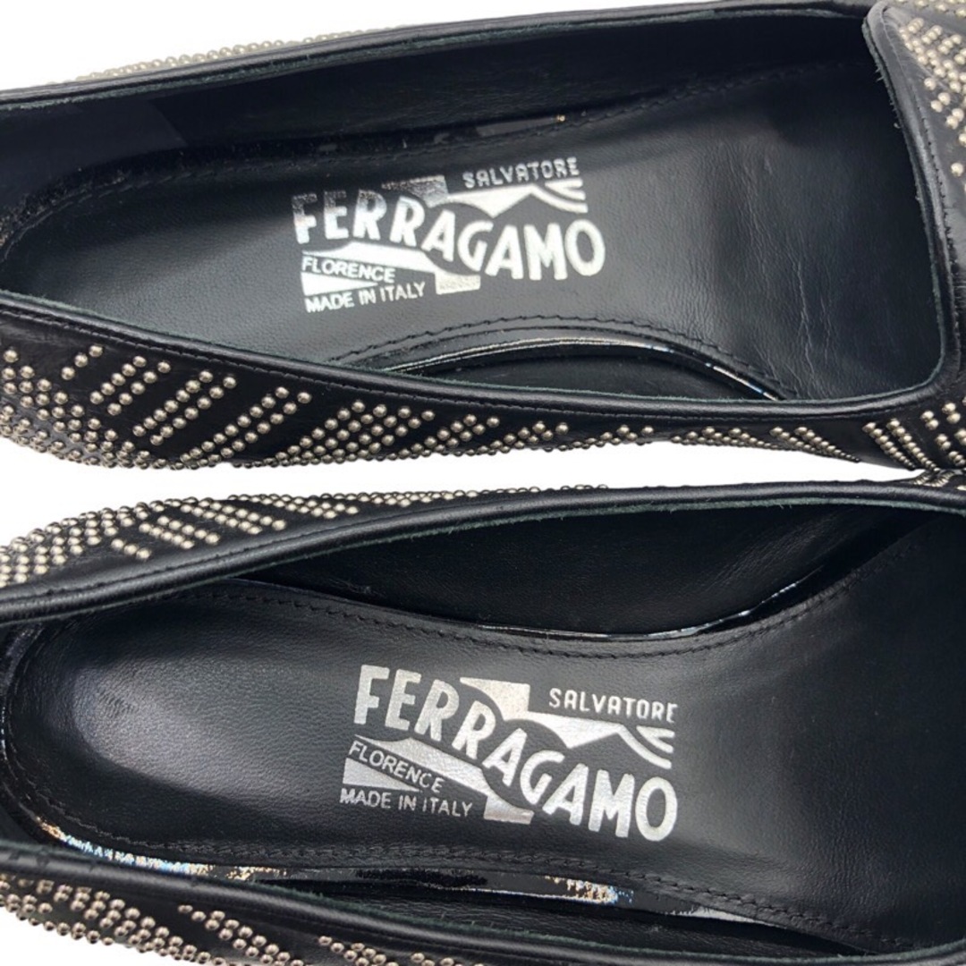 Salvatore Ferragamo(サルヴァトーレフェラガモ)の　サルヴァトーレ・フェラガモ Salvatore Ferragamo ヴァラリボンスタッズ塗飾パンプス レザー レディース パンプス レディースの靴/シューズ(ハイヒール/パンプス)の商品写真