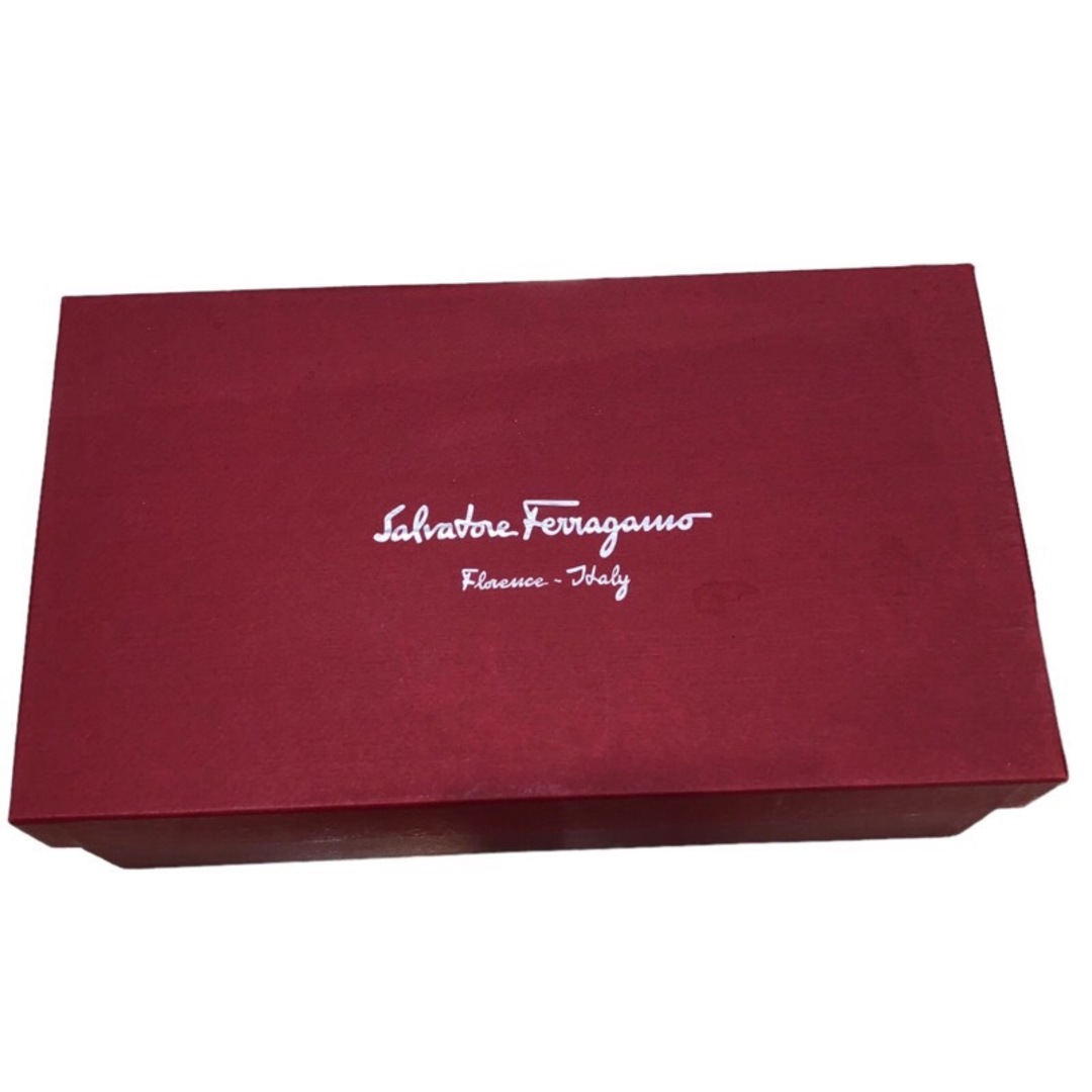 Salvatore Ferragamo(サルヴァトーレフェラガモ)の　サルヴァトーレ・フェラガモ Salvatore Ferragamo ヴァラリボンスタッズ塗飾パンプス レザー レディース パンプス レディースの靴/シューズ(ハイヒール/パンプス)の商品写真