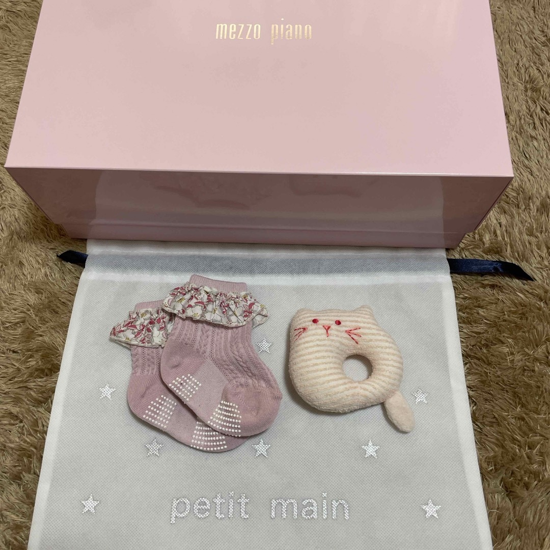 petit main(プティマイン)のプティマイン　新品　靴下&ラトルセット キッズ/ベビー/マタニティのこども用ファッション小物(靴下/タイツ)の商品写真