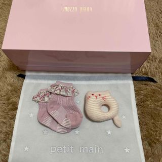 プティマイン(petit main)のプティマイン　新品　靴下&ラトルセット(靴下/タイツ)