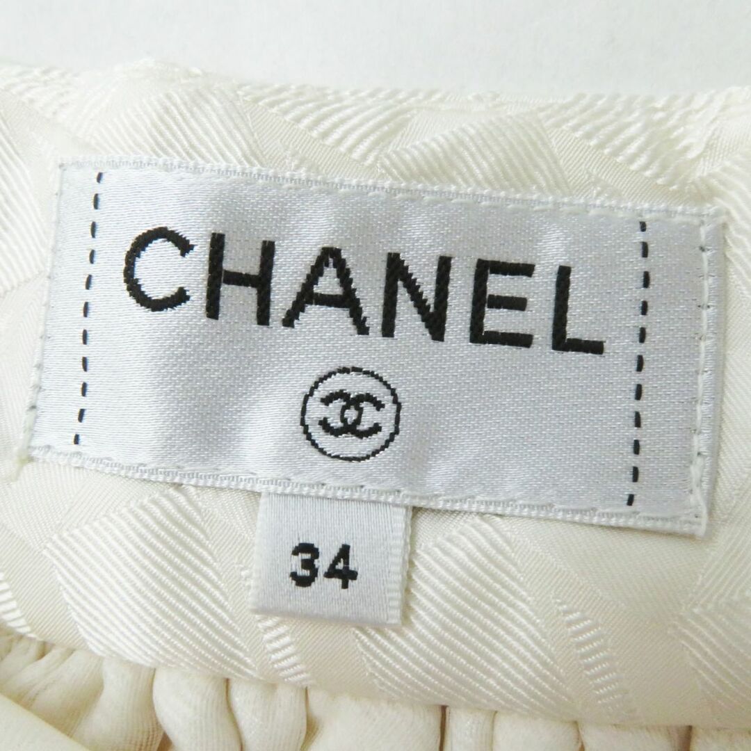 CHANEL(シャネル)の極美品◎正規品 シャネル 20A P64557 メティエダールコレクション レディース ココマークプレート付き シルク100％ プリーツスカート 白 34 レディースのスカート(ロングスカート)の商品写真