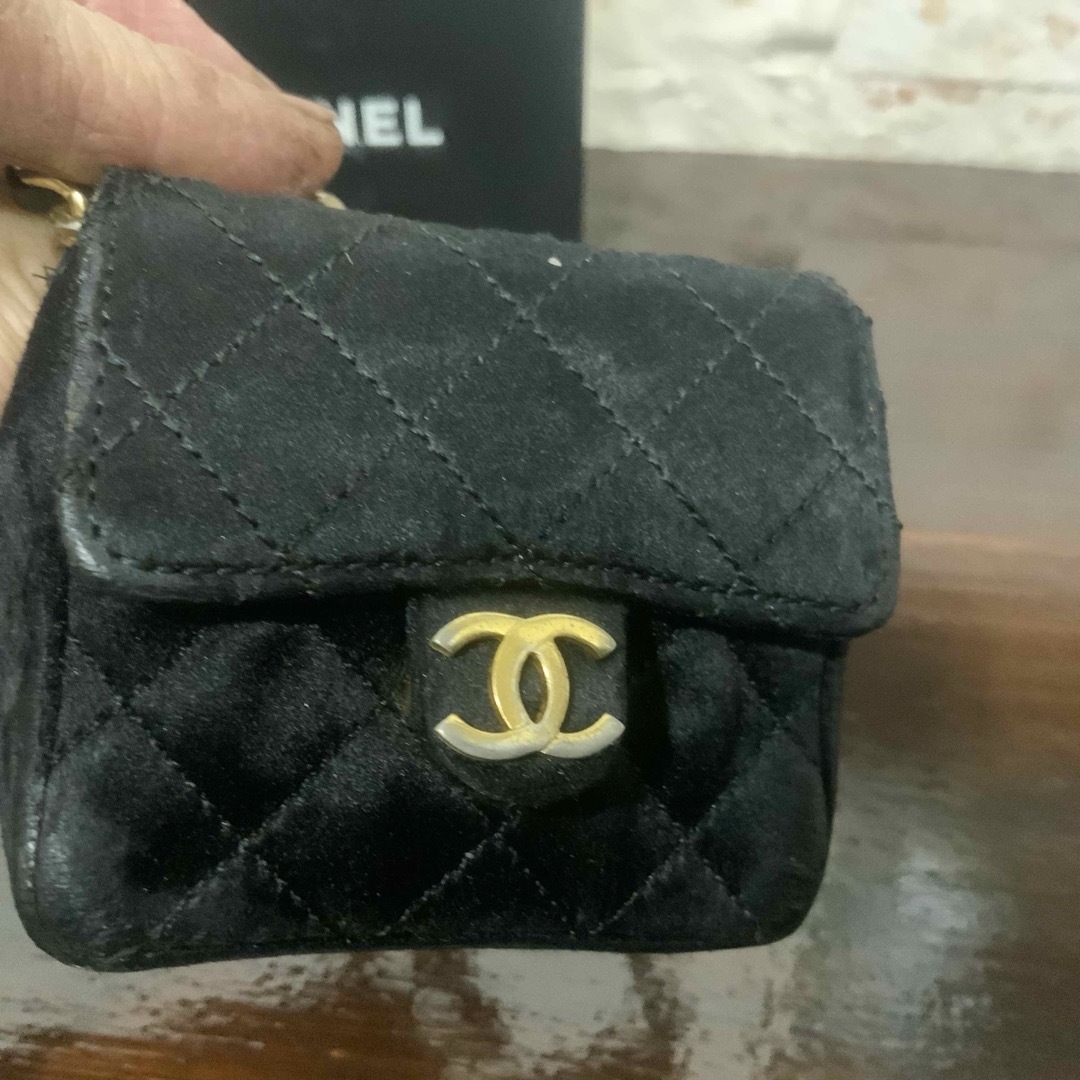 CHANEL(シャネル)のシャネルマトラッセミニチェーンショルダー黒ポシェットゴールドチェーンココマーク レディースのバッグ(ショルダーバッグ)の商品写真