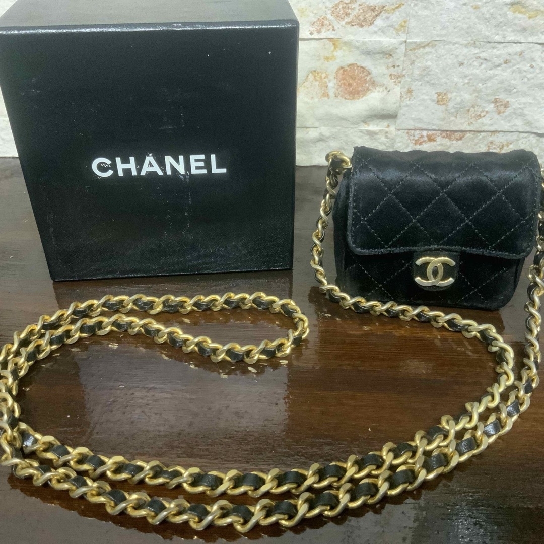 CHANEL(シャネル)のシャネルマトラッセミニチェーンショルダー黒ポシェットゴールドチェーンココマーク レディースのバッグ(ショルダーバッグ)の商品写真